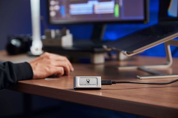 Kingston SXS2000/500GA &mdash; SSD накопитель внешний 500 ГБ, USB-C, 3D NAND, IP55, серебристый 1-62980 фото