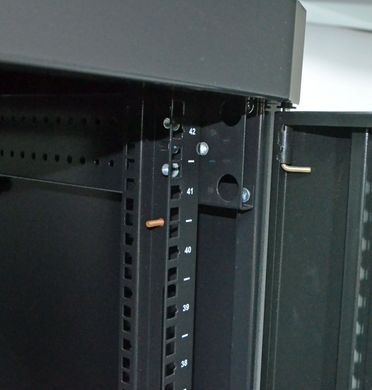 Серверна шафа CMS UA-MGSE33610MPB &mdash; Серверна шафа підлогова, 19", 33U, 610х1055 мм, перфоровані двері, розбірна 665842 фото